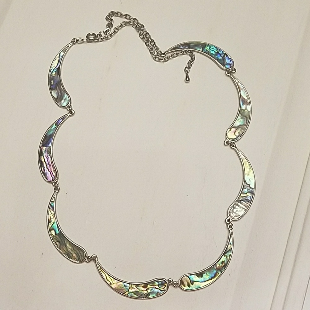 Scalloped choker